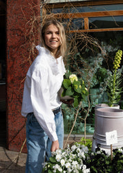 Hvit Irene Ruffle Blouse - Stilshoppen