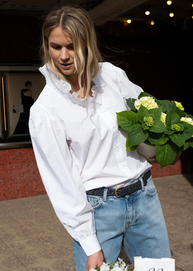 Hvit Irene Ruffle Blouse - Stilshoppen